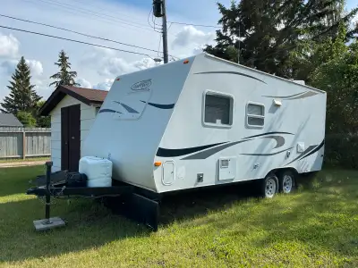 2008 R-Vision TS 21RBH Trail Sport Camper. A great all-season camper. Bunk beds at the back, single...