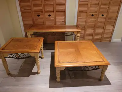 Tables (3) de salon en vrai bois avec des ornements de métal Table de centre 36 po x 36 po x 16 po T...