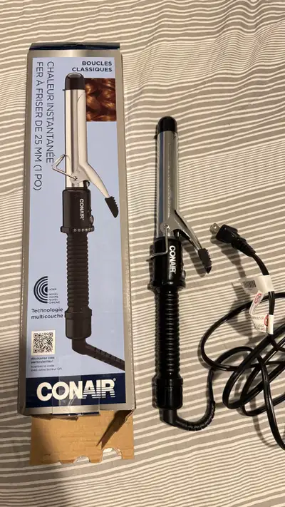 New - open box Create classic curls effortlessly with this Conair 1-inch (25 mm) curling iron. It he...