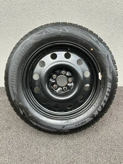 4 Pneus d'hiver Blizzak 235/60R18 montés sur jantes de 18''. Bolt Pattern (5 x 114,3 mm ou 5 x 4,5''...