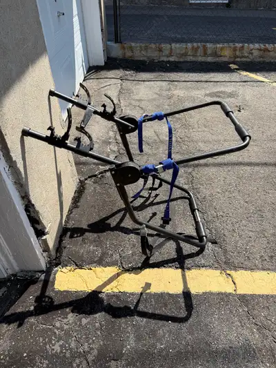 Support à vélo Thule pour coffre Demande 40 $ Convient pour deux vélos. Berceaux en caoutchouc soupl...