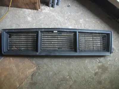 je vend une grille qui vas sur chevrolet s10 uo s15 elle a de la poussiere et comme vous pouver voir...