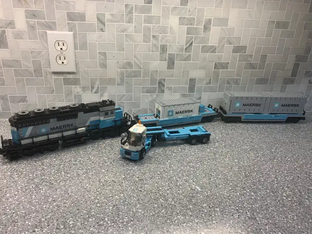 Lego train Maersk # 10219 in Toys & Games in City of Montréal - Image 2