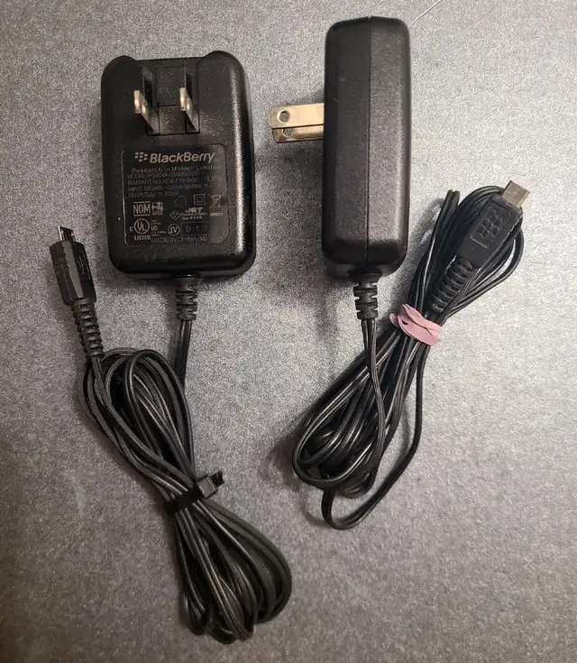 AC Wall Power USB Micro-B Cellphone Charger Adapter (5V, 700mA)