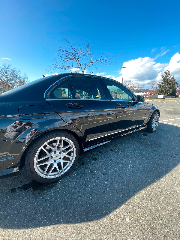 Very clean Mercedes Benz c350 lightly driven and garage kept in Cars & Trucks in Victoria - Image 2