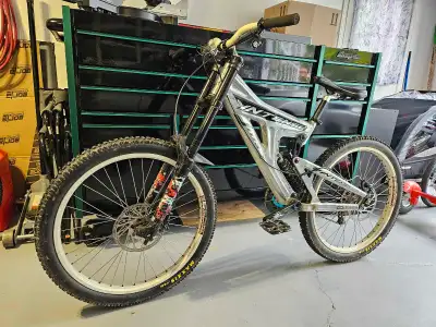 Full Downhill M3 for sale... From adjustable pedals to double wides this bike was put together with...