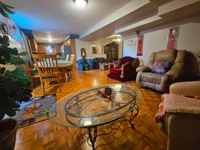 (English Version Below) LIBRE IMMEDIATEMENT!!! Belle chambre entière meublée dans une grande maison...