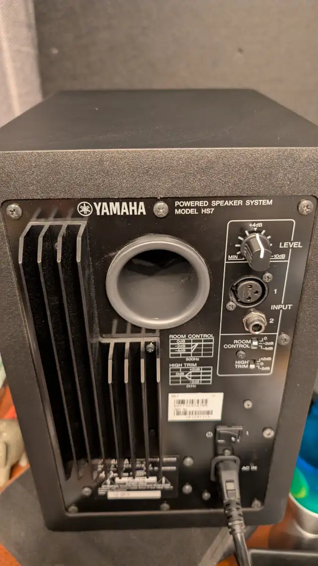 Yamaha HS7 Powered Studio Monitors – Pair – Great Condition in Pro Audio & Recording Equipment in Mississauga / Peel Region - Image 9