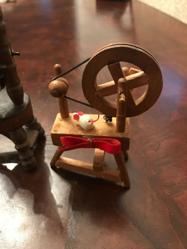 Vintage set of two hand made wooden spinning wheels.8” in Arts & Collectibles in Markham / York Region - Image 2