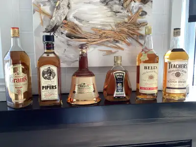 Lot de 6 bouteilles ''Vintage '' de Scotch Whisky 1) Something Special 750ml /40% 2) Chivas Brothers...