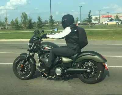 Beautiful Gunner in rare Suede Metallic Green. Includes: Quick detach Victory windscreen Adjustable...