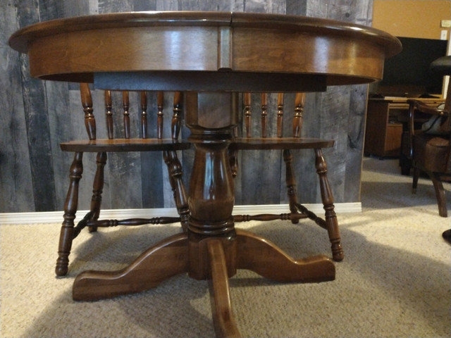 Pedestal Table and Chairs in Dining Tables & Sets in Comox / Courtenay / Cumberland - Image 4