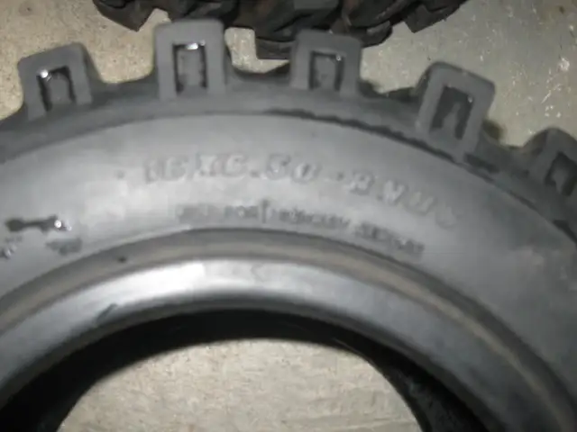 2 pneu tire souffleuse a neige tondeuse tracteur a gazon in Lawnmowers & Leaf Blowers in Laval / North Shore - Image 4