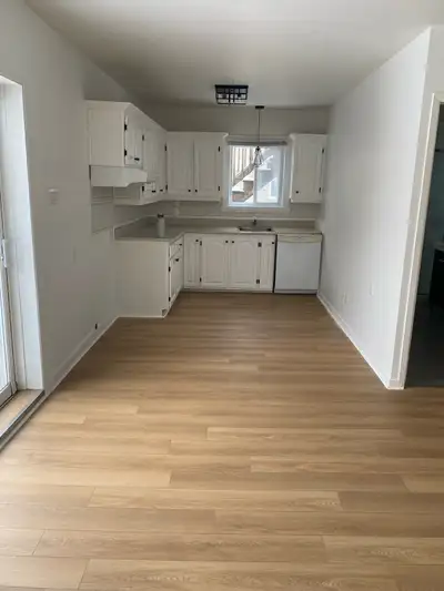 4 1/2 disponible le 1er mars - Rénovation en cours!! Update de photos à venir : ❗️La salle de bain s...