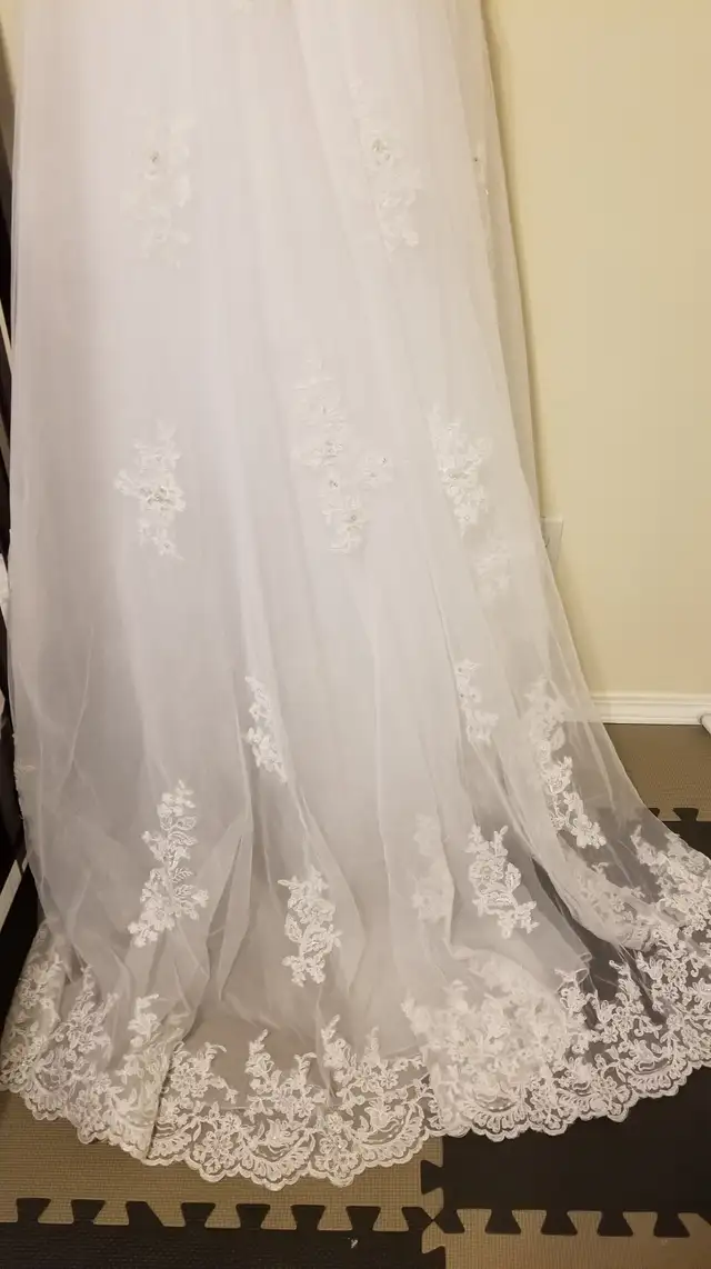 Beautiful Wedding Dress in Wedding in Lethbridge - Image 4