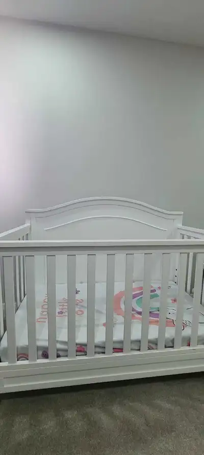 DaVinci Charlie 4-in-1 Convertible Crib in White. Very good condition. Pet and smoke free home. Conv...