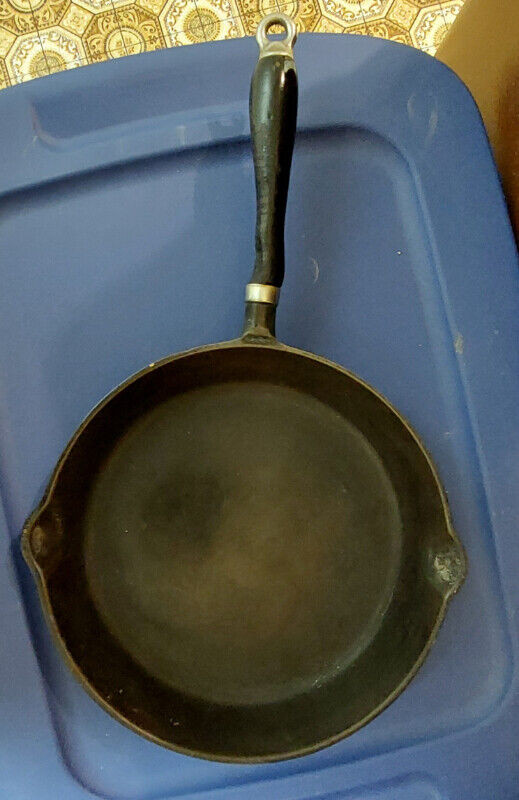 GSW #9 Made in Canada Cast Iron Skillet Circa Late 1940s to 1950 in Arts & Collectibles in Vernon - Image 2