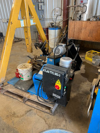 Tire changer with balancer 