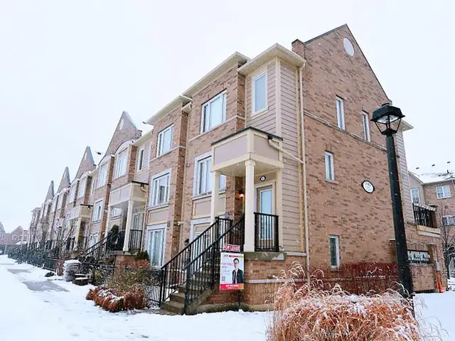 Large 2-Bedroom End-Unit Townhouse Near Erin Mills Town Centre