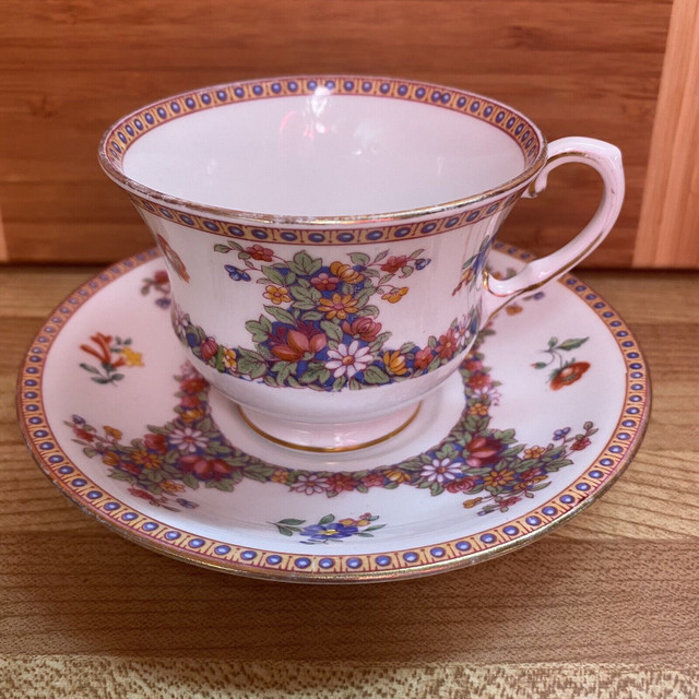 Vintage Aynsley Fine China Tea Cup & Saucer Set (EUC) in Arts & Collectibles in Winnipeg