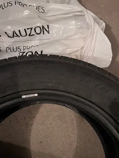 4 pneus d’hiver de marque Pirelli Scorpion. Le prix est pour les 4 pneus. Voici les dimensions. 2 pn...
