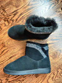 +++Minnetonka Woman's Shearling Boots, Brand New, Size 10+++