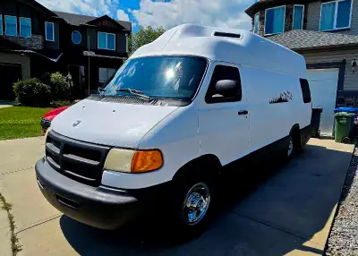 2000 Dodge Leisure Travel Campervan – Excellent Condition – Only 118,700 km *** Van is located in Ok...