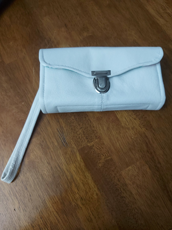 Clutch purse in Women's - Bags & Wallets in Thunder Bay