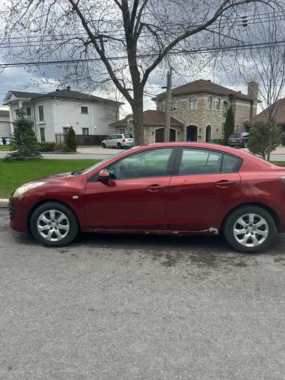Mazda 3 2010 manuelle très économique Roule bien , rien à prévoir Prix fixe 438 812 8684