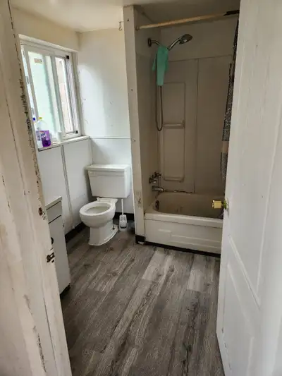 SPACE TO SHARE WITH 1 PERSON WIFI INCLD SEMI PRIVATE $ $650 & $750 MONTHLY biweekly accepted