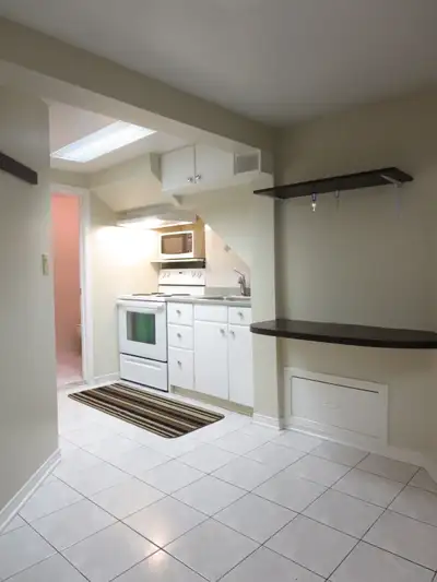 2 Bed Lower Unit - ALL INCLUSIVE - Bank / Walkley / South Keys