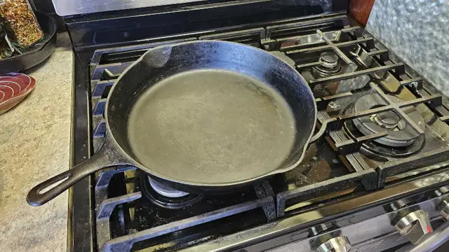 vintage wagner ware #12 large 14" cast iron skillet in Kitchen & Dining Wares in Edmonton - Image 2