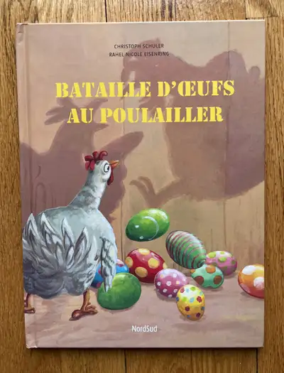 LIVRE ENFANT * BATAILLE D’ŒUFS AU POULAILLER * (10$) Le livre est en très bon état, comme neuf ÉDITI...