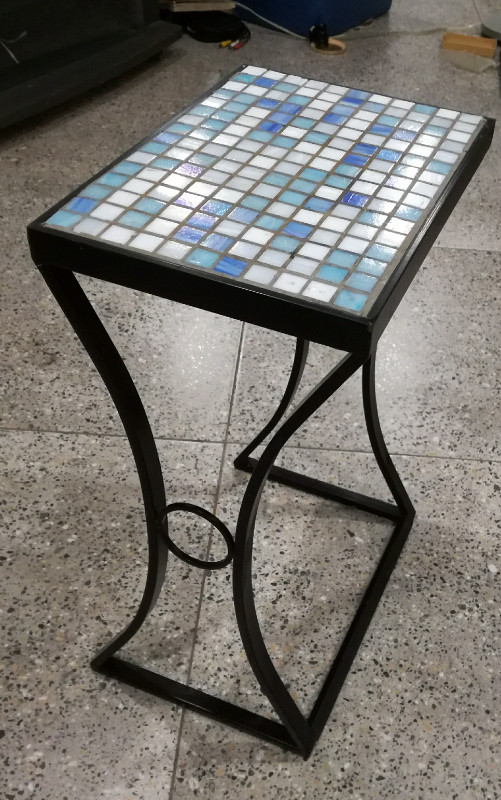 Cute, indoor/outdoor tiled table for sale! Stylish and sturdy  dans Autres tables  à Ville de Montréal