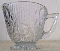 Antiquité. Magnifique pot à lait en verre IRIS & HERRINGBONE