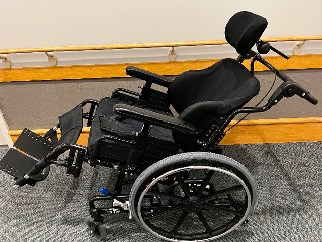 Wheelchair - used $1000 in Health & Special Needs in Hamilton - Image 3