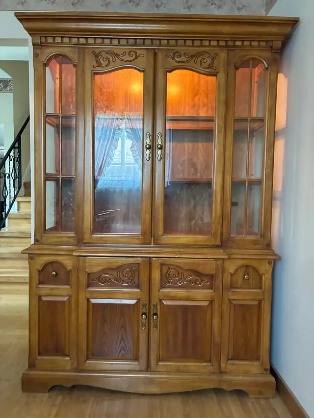Vintage Solid Oak China Cabinet/Hutch in Hutches & Display Cabinets in St. Catharines - Image 2