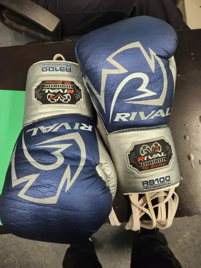 Selling a pair of 16oz blue/silver Rival RS100 Sparring Boxing Gloves for a friend. I've personally...