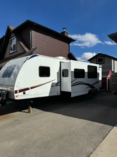 North trail, built by Heart land, 2012 at 31’ long, one large slide, electric owning, electric stabi...