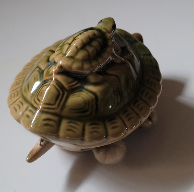 Vintage Ceramic Turtle Figurine with Moving Head, Legs & Tail in Arts & Collectibles in Oshawa / Durham Region - Image 2