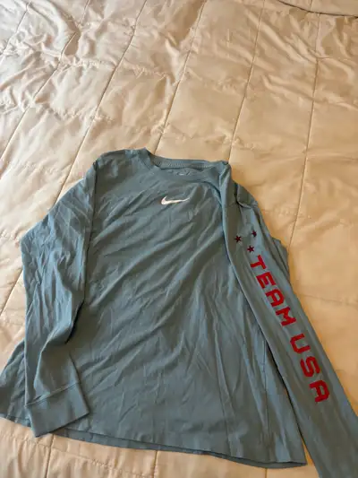 Nike team USA shirt Size is large but for more like a medium. ‘$10