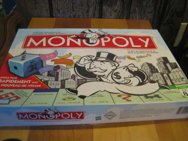 Jeu MONOPOLY pour 8+ en français de PARKER BROTHERS. in Toys & Games in Trois-Rivières - Image 2