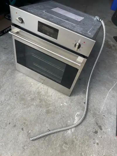 Fulgor Milano 24” single electric wall oven in stainless steel Barely used. Looks brand new Original...