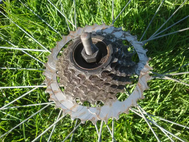 roue arrière de vélo de 26'' in Frames & Parts in Longueuil / South Shore - Image 3