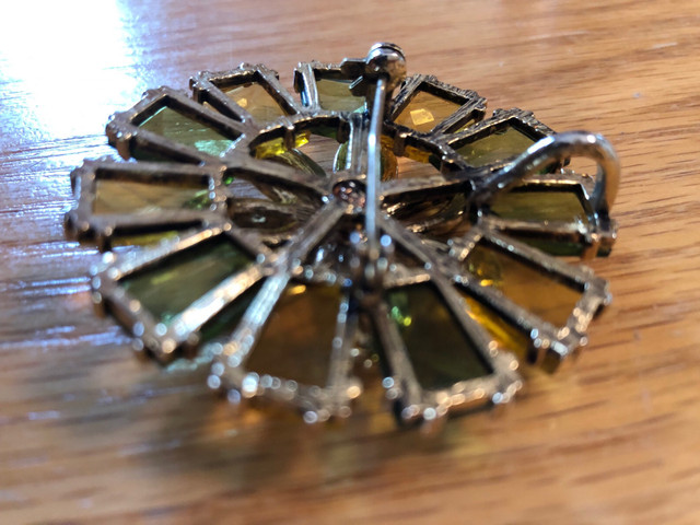 Vintage Green/Gold 2” brooch/pendant in Jewellery & Watches in Kitchener / Waterloo - Image 3
