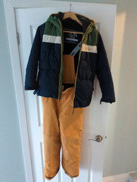 Boy snow suit size  L (10/12)