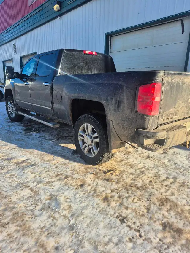 2017 Chevy Silverado 2500 Midnight Edition in Cars & Trucks in Meadow Lake - Image 3