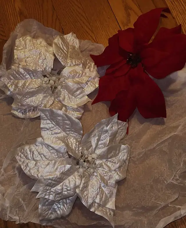 Christmas poinsettia decorations in Holiday, Event & Seasonal in Ottawa - Image 2