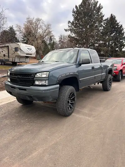 4.8L v8 eng 4x4 Bluetooth pioneer radio with 10in sub and 14amp Brand new rims 20” on Toyo mud/snow...