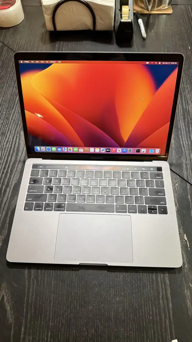 2017 MacBook Pro 4-Port + Monitor & Accessories in Laptops in City of Montréal - Image 5